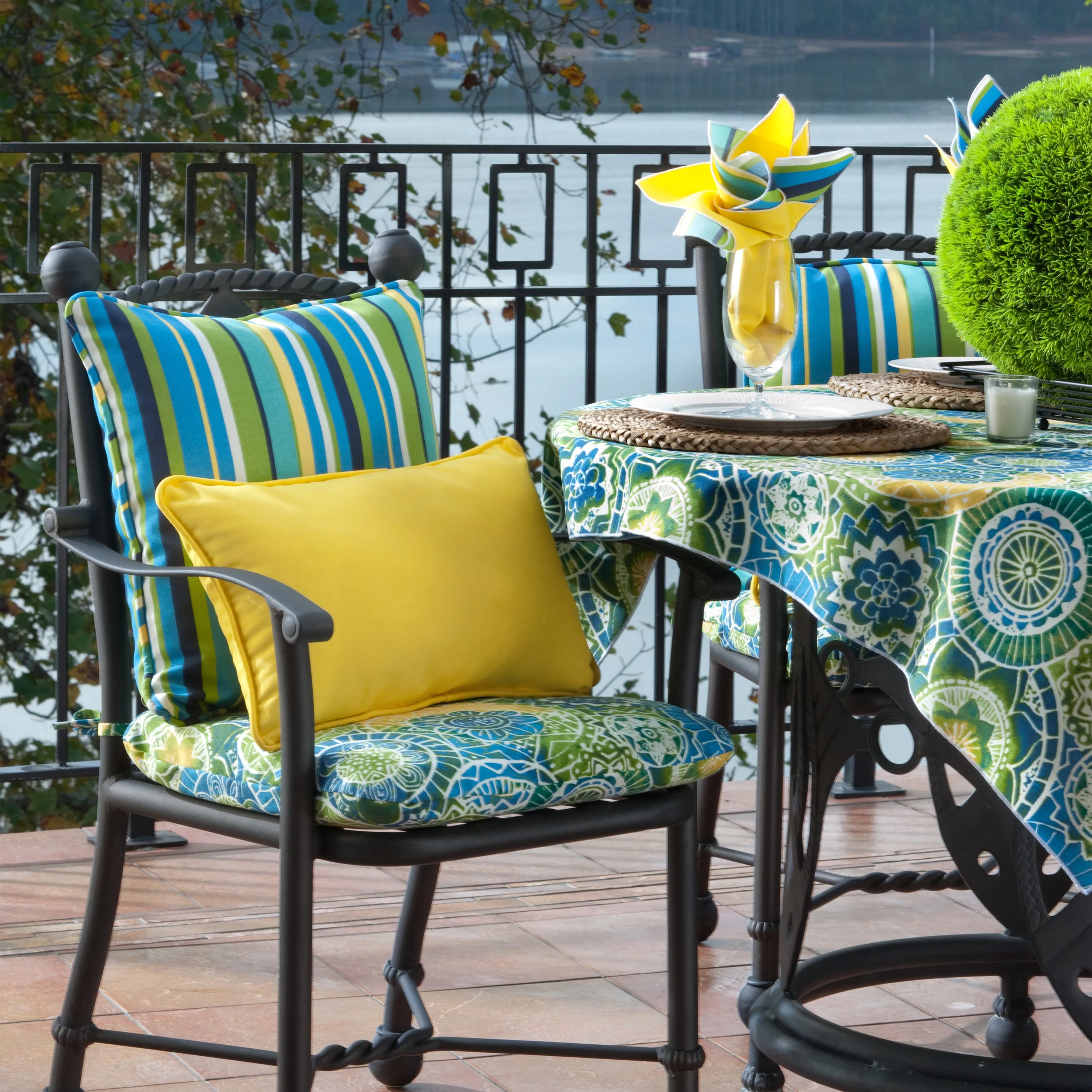 Outdoor/Indoor Fresco Solids Yellow 16.5-inch Throw Pillow (Set of 2)